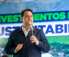 O governador Carlos Massa Ratinho Junior entregou nesta sexta-feira (6), 52 títulos de regularização fundiária para famílias em Moreira Sales, na região Centro-Oeste do Estado. 