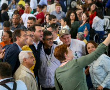 O governador Carlos Massa Ratinho Junior entregou nesta sexta-feira (6), 52 títulos de regularização fundiária para famílias em Moreira Sales, na região Centro-Oeste do Estado. 