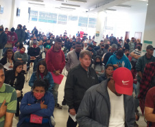Mutirão encaminha 450 pessoas para vagas de emprego em supermercados