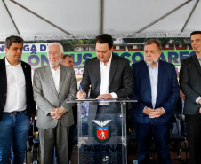 O governador Carlos Massa Ratinho Junior lançou, nesta segunda-feira (02), a segunda edição do programa Ganhando o Mundo, que vai selecionar 100 estudantes da rede estadual para um intercâmbio de seis meses na Nova Zelândia, na Oceania, durante o segundo semestre deste ano. 