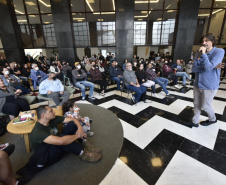 Eduardo Bueno fala para 200 pessoas na abertura do Ciclo do Bicentenário da Independência da Biblioteca Pública