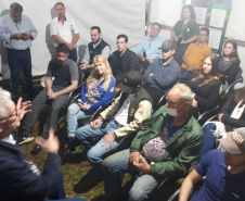 Secretário Norberto Ortigara falando com jovens agricultores