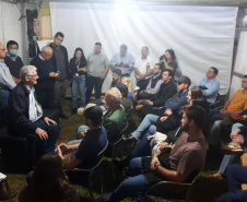 Secretário Norberto Ortigara falando com jovens agricultores