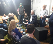 Secretário Norberto Ortigara falando com jovens agricultores