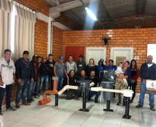 Técnicos da Sanepar capacitam pessoas da comunidade para atuar em manutenção e instalação hidráulica