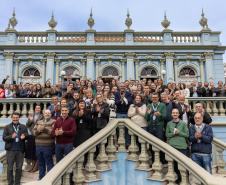 Colaboradores e parceiros em clima de confraternização comemoram com coro Ottava Bassa e foto no Palacete dos Leões