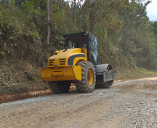 Rodovia de Doutor Ulysses recebe serviços de conservação