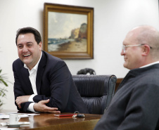 O governador Carlos Massa Ratinho Junior recebeu nesta quinta-feira (2), das mãos do arcebispo de Curitiba, dom José Antonio Peruzzo, o convite para participar da festa na Capital no dia 16 de junho.