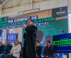 Mais de mil kits com TV e computador são entregues a escolas Região Metropolitana de Curitiba