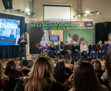 Mais de mil kits com TV e computador são entregues a escolas Região Metropolitana de Curitiba