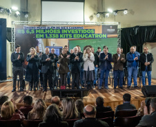 Mais de mil kits com TV e computador são entregues a escolas Região Metropolitana de Curitiba