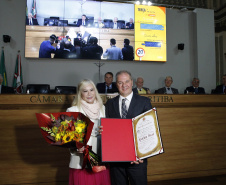 Empresário Carlos Beal, proprietário da rede de supermercado Festval, foi homenageado com o título de Cidadão Honorário de Curitiba em cerimônia na camara de vereadores