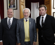 Empresário Carlos Beal, proprietário da rede de supermercado Festval, foi homenageado com o título de Cidadão Honorário de Curitiba em cerimônia na camara de vereadores