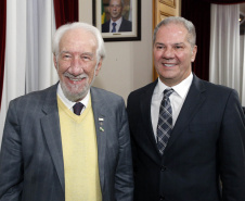 Empresário Carlos Beal, proprietário da rede de supermercado Festval, foi homenageado com o título de Cidadão Honorário de Curitiba em cerimônia na camara de vereadores