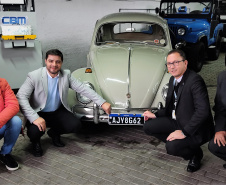 Fusca de 1965 recebe a primeira placa preta de colecionadores do Paraná