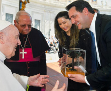 O governador Carlos Massa Ratinho Junior se encontrou nesta quarta-feira (8) na Praça São Pedro, no Vaticano, com o Papa Francisco. 