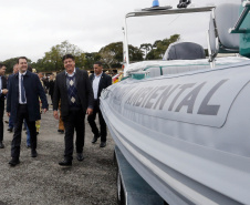 O governador Carlos Massa Ratinho Junior anunciou nesta segunda-feira (27) a contratação de 2 mil policiais militares e 400 bombeiros militares aprovados no concurso público realizado pela Secretaria da Segurança Pública no ano passado, além de 250 veículos, 88 motos e seis embarcações. Ele também também convocou 150 delegados, 200 investigadores, 50 papiloscopistas e 24 escrivães que vão compor os quadros da Polícia Civil do Paraná. O anúncio foi feito na cerimônia na Academia Policial Militar do Guatupê, 