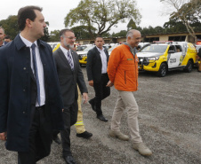 O governador Carlos Massa Ratinho Junior anunciou nesta segunda-feira (27) a contratação de 2 mil policiais militares e 400 bombeiros militares aprovados no concurso público realizado pela Secretaria da Segurança Pública no ano passado, além de 250 veículos, 88 motos e seis embarcações. Ele também também convocou 150 delegados, 200 investigadores, 50 papiloscopistas e 24 escrivães que vão compor os quadros da Polícia Civil do Paraná. O anúncio foi feito na cerimônia na Academia Policial Militar do Guatupê, 