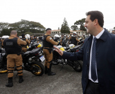 O governador Carlos Massa Ratinho Junior anunciou nesta segunda-feira (27) a contratação de 2 mil policiais militares e 400 bombeiros militares aprovados no concurso público realizado pela Secretaria da Segurança Pública no ano passado, além de 250 veículos, 88 motos e seis embarcações. Ele também também convocou 150 delegados, 200 investigadores, 50 papiloscopistas e 24 escrivães que vão compor os quadros da Polícia Civil do Paraná. O anúncio foi feito na cerimônia na Academia Policial Militar do Guatupê, 