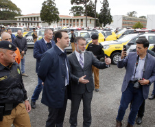 O governador Carlos Massa Ratinho Junior anunciou nesta segunda-feira (27) a contratação de 2 mil policiais militares e 400 bombeiros militares aprovados no concurso público realizado pela Secretaria da Segurança Pública no ano passado, além de 250 veículos, 88 motos e seis embarcações. Ele também também convocou 150 delegados, 200 investigadores, 50 papiloscopistas e 24 escrivães que vão compor os quadros da Polícia Civil do Paraná. O anúncio foi feito na cerimônia na Academia Policial Militar do Guatupê, 