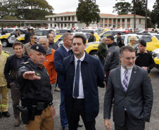 O governador Carlos Massa Ratinho Junior anunciou nesta segunda-feira (27) a contratação de 2 mil policiais militares e 400 bombeiros militares aprovados no concurso público realizado pela Secretaria da Segurança Pública no ano passado, além de 250 veículos, 88 motos e seis embarcações. Ele também também convocou 150 delegados, 200 investigadores, 50 papiloscopistas e 24 escrivães que vão compor os quadros da Polícia Civil do Paraná. O anúncio foi feito na cerimônia na Academia Policial Militar do Guatupê, 