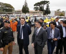 O governador Carlos Massa Ratinho Junior anunciou nesta segunda-feira (27) a contratação de 2 mil policiais militares e 400 bombeiros militares aprovados no concurso público realizado pela Secretaria da Segurança Pública no ano passado, além de 250 veículos, 88 motos e seis embarcações. Ele também também convocou 150 delegados, 200 investigadores, 50 papiloscopistas e 24 escrivães que vão compor os quadros da Polícia Civil do Paraná. O anúncio foi feito na cerimônia na Academia Policial Militar do Guatupê, 