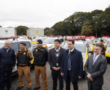 O governador Carlos Massa Ratinho Junior anunciou nesta segunda-feira (27) a contratação de 2 mil policiais militares e 400 bombeiros militares aprovados no concurso público realizado pela Secretaria da Segurança Pública no ano passado, além de 250 veículos, 88 motos e seis embarcações. Ele também também convocou 150 delegados, 200 investigadores, 50 papiloscopistas e 24 escrivães que vão compor os quadros da Polícia Civil do Paraná. O anúncio foi feito na cerimônia na Academia Policial Militar do Guatupê, 