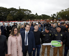 O governador Carlos Massa Ratinho Junior anunciou nesta segunda-feira (27) a contratação de 2 mil policiais militares e 400 bombeiros militares aprovados no concurso público realizado pela Secretaria da Segurança Pública no ano passado, além de 250 veículos, 88 motos e seis embarcações. Ele também também convocou 150 delegados, 200 investigadores, 50 papiloscopistas e 24 escrivães que vão compor os quadros da Polícia Civil do Paraná. O anúncio foi feito na cerimônia na Academia Policial Militar do Guatupê, 