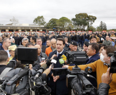 O governador Carlos Massa Ratinho Junior anunciou nesta segunda-feira (27) a contratação de 2 mil policiais militares e 400 bombeiros militares aprovados no concurso público realizado pela Secretaria da Segurança Pública no ano passado, além de 250 veículos, 88 motos e seis embarcações. Ele também também convocou 150 delegados, 200 investigadores, 50 papiloscopistas e 24 escrivães que vão compor os quadros da Polícia Civil do Paraná. O anúncio foi feito na cerimônia na Academia Policial Militar do Guatupê, 