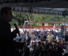 O governador Carlos Massa Ratinho Junior anunciou nesta segunda-feira (27) a contratação de 2 mil policiais militares e 400 bombeiros militares aprovados no concurso público realizado pela Secretaria da Segurança Pública no ano passado, além de 250 veículos, 88 motos e seis embarcações. Ele também também convocou 150 delegados, 200 investigadores, 50 papiloscopistas e 24 escrivães que vão compor os quadros da Polícia Civil do Paraná. O anúncio foi feito na cerimônia na Academia Policial Militar do Guatupê, 