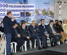 O governador Carlos Massa Ratinho Junior anunciou nesta segunda-feira (27) a contratação de 2 mil policiais militares e 400 bombeiros militares aprovados no concurso público realizado pela Secretaria da Segurança Pública no ano passado, além de 250 veículos, 88 motos e seis embarcações. Ele também também convocou 150 delegados, 200 investigadores, 50 papiloscopistas e 24 escrivães que vão compor os quadros da Polícia Civil do Paraná. O anúncio foi feito na cerimônia na Academia Policial Militar do Guatupê, 