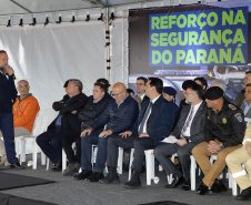 O governador Carlos Massa Ratinho Junior anunciou nesta segunda-feira (27) a contratação de 2 mil policiais militares e 400 bombeiros militares aprovados no concurso público realizado pela Secretaria da Segurança Pública no ano passado, além de 250 veículos, 88 motos e seis embarcações. Ele também também convocou 150 delegados, 200 investigadores, 50 papiloscopistas e 24 escrivães que vão compor os quadros da Polícia Civil do Paraná. O anúncio foi feito na cerimônia na Academia Policial Militar do Guatupê, 