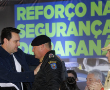 O governador Carlos Massa Ratinho Junior anunciou nesta segunda-feira (27) a contratação de 2 mil policiais militares e 400 bombeiros militares aprovados no concurso público realizado pela Secretaria da Segurança Pública no ano passado, além de 250 veículos, 88 motos e seis embarcações. Ele também também convocou 150 delegados, 200 investigadores, 50 papiloscopistas e 24 escrivães que vão compor os quadros da Polícia Civil do Paraná. O anúncio foi feito na cerimônia na Academia Policial Militar do Guatupê, 