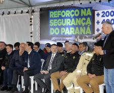 O governador Carlos Massa Ratinho Junior anunciou nesta segunda-feira (27) a contratação de 2 mil policiais militares e 400 bombeiros militares aprovados no concurso público realizado pela Secretaria da Segurança Pública no ano passado, além de 250 veículos, 88 motos e seis embarcações. Ele também também convocou 150 delegados, 200 investigadores, 50 papiloscopistas e 24 escrivães que vão compor os quadros da Polícia Civil do Paraná. O anúncio foi feito na cerimônia na Academia Policial Militar do Guatupê, 