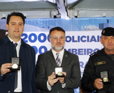 O governador Carlos Massa Ratinho Junior anunciou nesta segunda-feira (27) a contratação de 2 mil policiais militares e 400 bombeiros militares aprovados no concurso público realizado pela Secretaria da Segurança Pública no ano passado, além de 250 veículos, 88 motos e seis embarcações. Ele também também convocou 150 delegados, 200 investigadores, 50 papiloscopistas e 24 escrivães que vão compor os quadros da Polícia Civil do Paraná. O anúncio foi feito na cerimônia na Academia Policial Militar do Guatupê, 