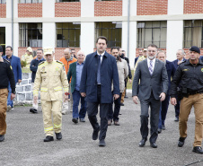 O governador Carlos Massa Ratinho Junior anunciou nesta segunda-feira (27) a contratação de 2 mil policiais militares e 400 bombeiros militares aprovados no concurso público realizado pela Secretaria da Segurança Pública no ano passado, além de 250 veículos, 88 motos e seis embarcações. Ele também também convocou 150 delegados, 200 investigadores, 50 papiloscopistas e 24 escrivães que vão compor os quadros da Polícia Civil do Paraná. O anúncio foi feito na cerimônia na Academia Policial Militar do Guatupê, 