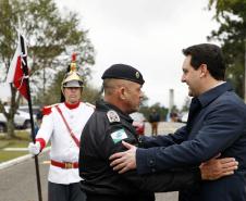 O governador Carlos Massa Ratinho Junior anunciou nesta segunda-feira (27) a contratação de 2 mil policiais militares e 400 bombeiros militares aprovados no concurso público realizado pela Secretaria da Segurança Pública no ano passado, além de 250 veículos, 88 motos e seis embarcações. Ele também também convocou 150 delegados, 200 investigadores, 50 papiloscopistas e 24 escrivães que vão compor os quadros da Polícia Civil do Paraná. O anúncio foi feito na cerimônia na Academia Policial Militar do Guatupê, 