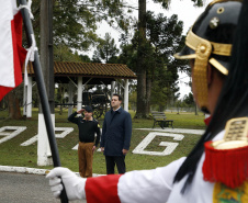 O governador Carlos Massa Ratinho Junior anunciou nesta segunda-feira (27) a contratação de 2 mil policiais militares e 400 bombeiros militares aprovados no concurso público realizado pela Secretaria da Segurança Pública no ano passado, além de 250 veículos, 88 motos e seis embarcações. Ele também também convocou 150 delegados, 200 investigadores, 50 papiloscopistas e 24 escrivães que vão compor os quadros da Polícia Civil do Paraná. O anúncio foi feito na cerimônia na Academia Policial Militar do Guatupê, 