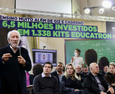 Mais de mil kits com TV e computador são entregues a escolas Região Metropolitana de Curitiba