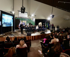 Mais de mil kits com TV e computador são entregues a escolas Região Metropolitana de Curitiba