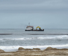 Tubulação de aço para dragagem da praia de Matinhos é transportada para o mar