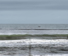 Tubulação de aço para dragagem da praia de Matinhos é transportada para o mar