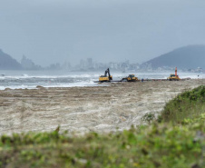 Tubulação de aço para dragagem da praia de Matinhos é transportada para o mar