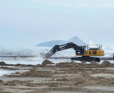 Tubulação de aço para dragagem da praia de Matinhos é transportada para o mar