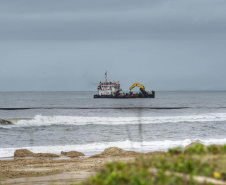 Tubulação de aço para dragagem da praia de Matinhos é transportada para o mar