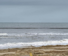 Tubulação de aço para dragagem da praia de Matinhos é transportada para o mar