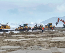 Tubulação de aço para dragagem da praia de Matinhos é transportada para o mar