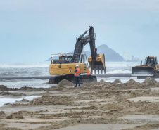 Tubulação de aço para dragagem da praia de Matinhos é transportada para o mar