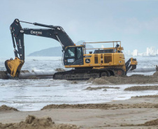 Tubulação de aço para dragagem da praia de Matinhos é transportada para o mar