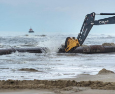Tubulação de aço para dragagem da praia de Matinhos é transportada para o mar